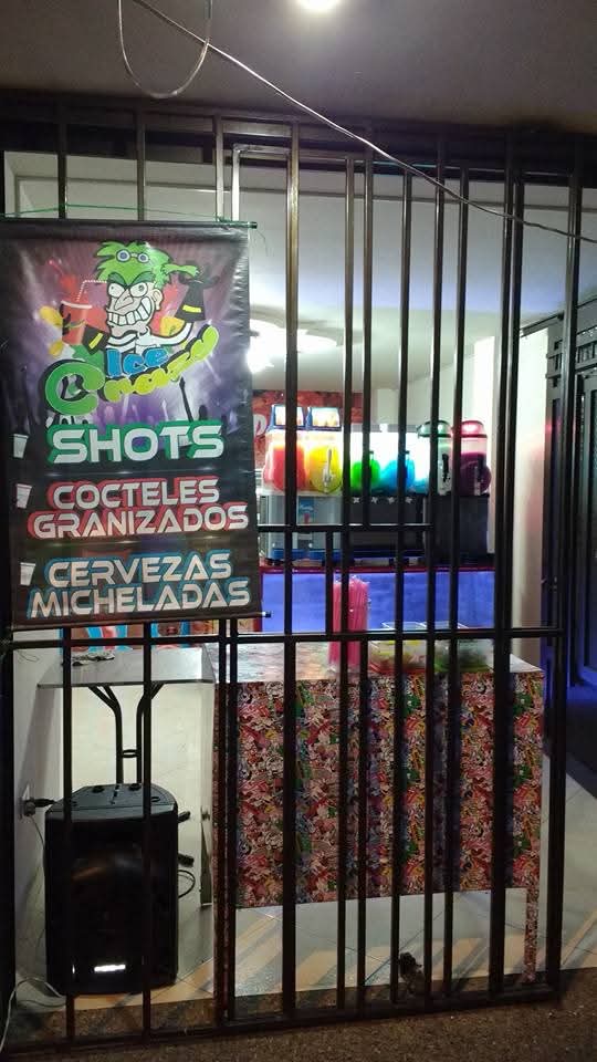 Primer local de Max Cocktail en Santa Mónica, con el aviso de Ice Cocktail y las máquinas de granizados tras la reja.