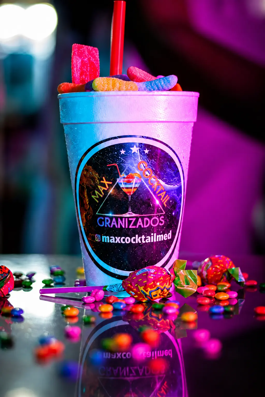 Granizado Max Cocktail con toppings dulces e iluminación neón rosa y azul
