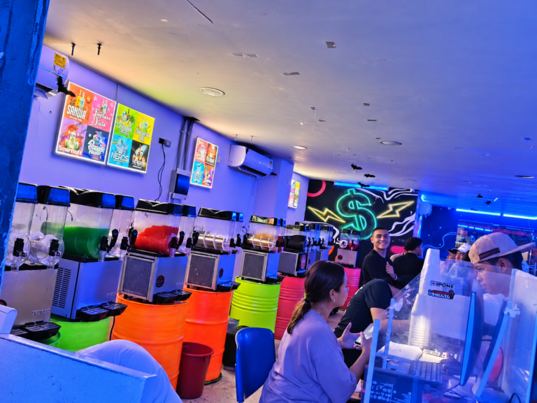 Interior de Max Cocktail Barranquilla Sur La 8 con máquinas de granizados sobre bases de colores y zona de atención.