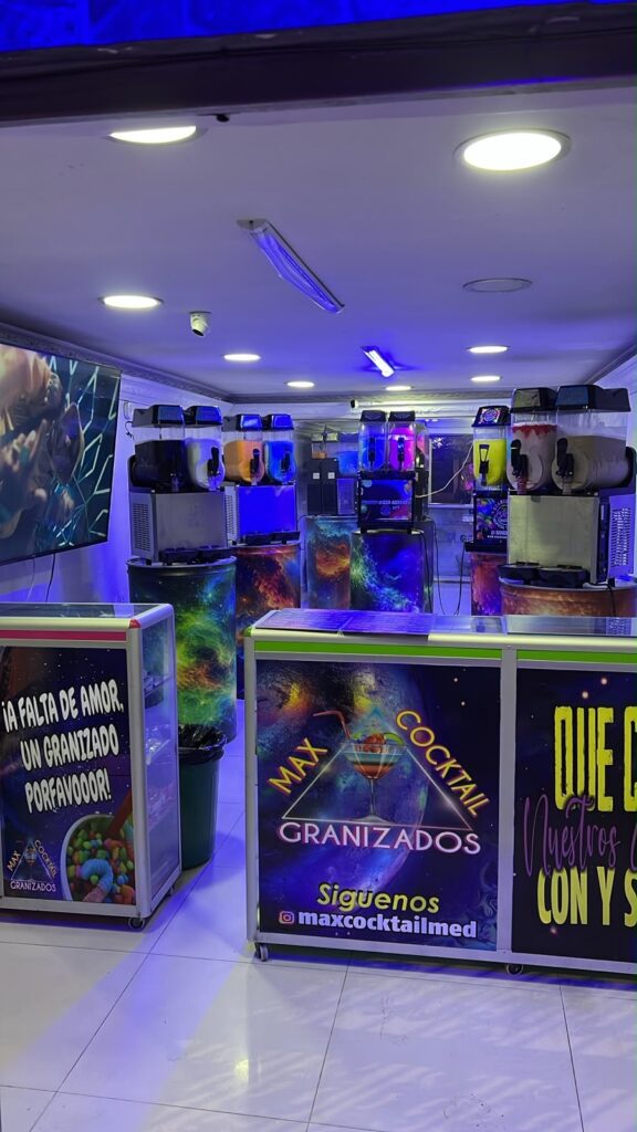 Interior de Max Cocktail El Salvador con máquinas de granizados y mostradores decorados.