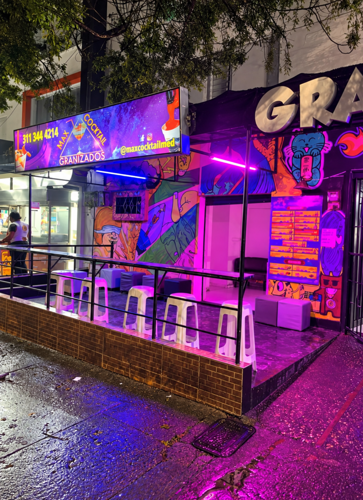 Zona exterior de la sede Laureles Nogal en Medellín