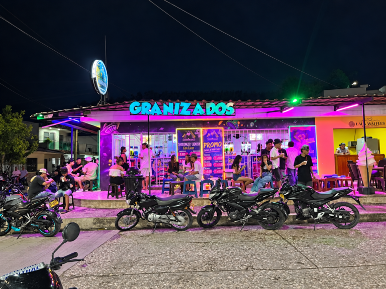 Fachada nocturna de Max Cocktail 20 de Julio en Sincelejo, con aviso de Granizados y zona de mesas.