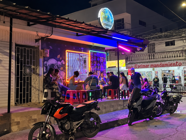 Zona exterior para compartir en Max Cocktail 20 de Julio en Sincelejo, con mesas e iluminación neón.