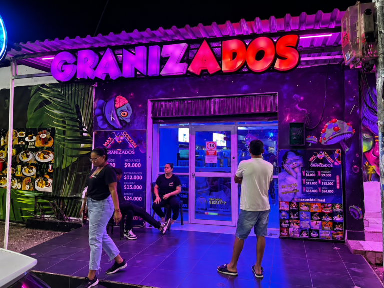 Fachada de Max Cocktail Las Peñitas en Sincelejo, con aviso de Granizados e iluminación neón.